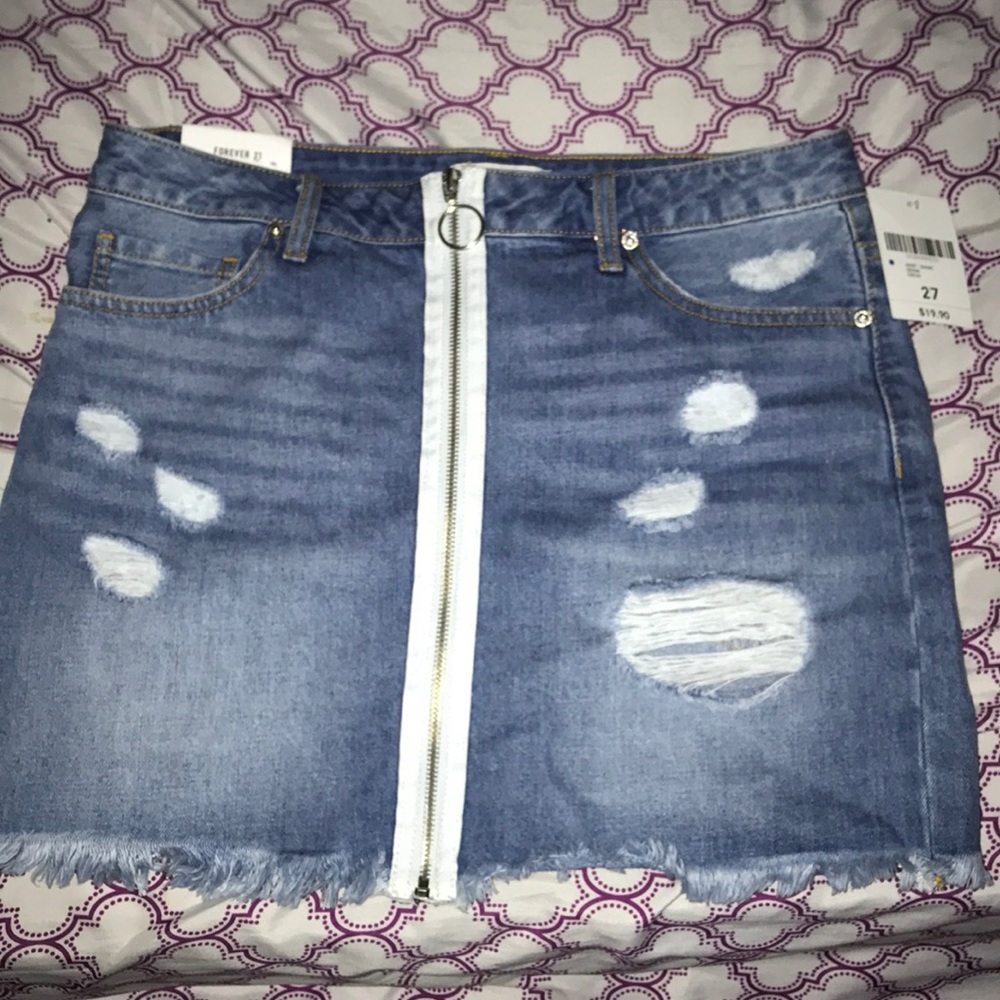 I am selling a denim short skirt from forever 21.